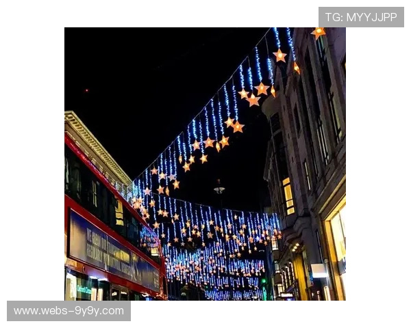 球迷圣诞装扮点亮球场,节日气氛浓厚