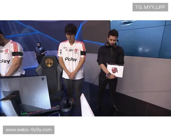 赛前默哀仪式举行,纪念足球界传奇人物贡献